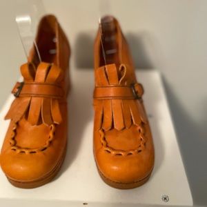 Like new Vintage gummy heel loafers